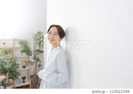 壁に寄りかかる女性 壁に寄りかかる女性 122622594