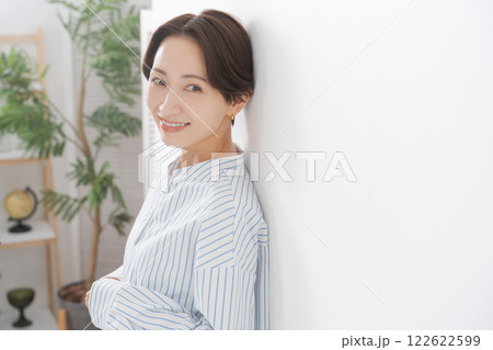 壁に寄りかかる女性 壁に寄りかかる女性 122622599