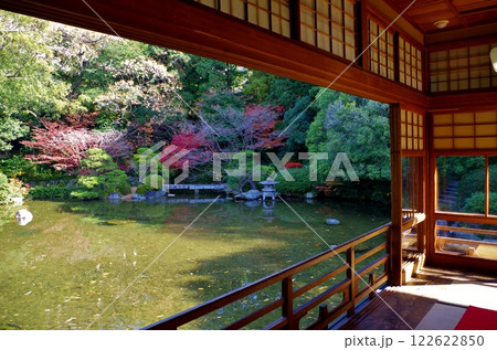 友泉亭　書院造りの大広間より紅葉のある風景 122622850