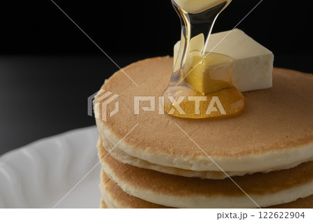 蜂蜜をかけたホットケーキ はちみつが滴るホットケーキ 蜂蜜をかけたホットケーキ はちみつが滴るホットケーキ 122622904