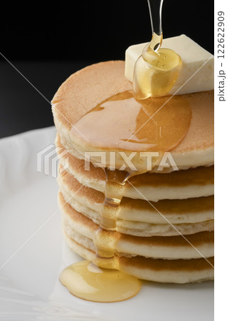 蜂蜜をかけたホットケーキ　はちみつが滴るホットケーキ  122622909