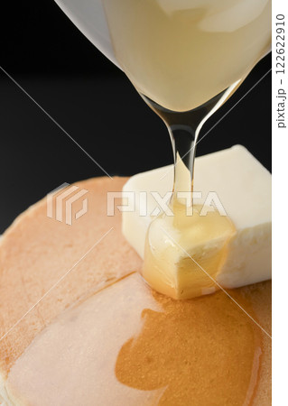 蜂蜜をかけたホットケーキ　はちみつが滴るホットケーキ  122622910