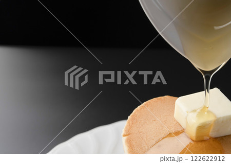 蜂蜜をかけたホットケーキ　はちみつが滴るホットケーキ  122622912