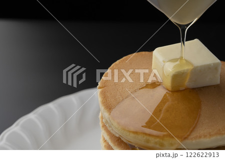 蜂蜜をかけたホットケーキ　はちみつが滴るホットケーキ  122622913