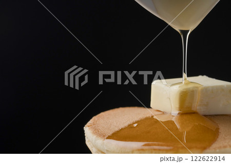 蜂蜜をかけたホットケーキ　はちみつが滴るホットケーキ  122622914