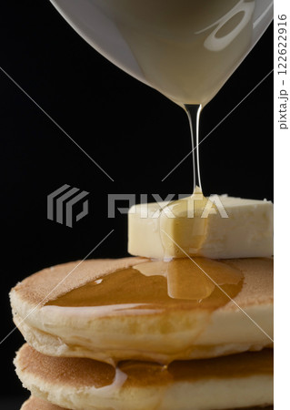蜂蜜をかけたホットケーキ　はちみつが滴るホットケーキ  122622916
