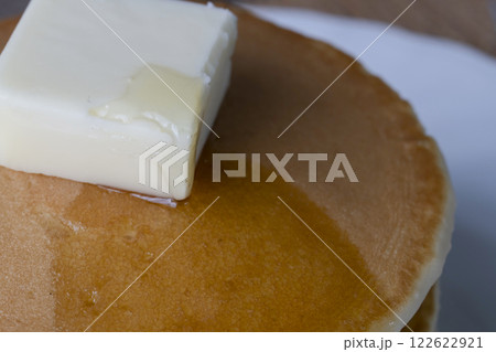 蜂蜜をかけたホットケーキ　はちみつが滴るホットケーキ  122622921