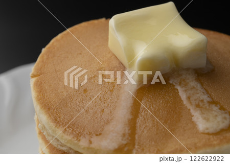 蜂蜜をかけたホットケーキ　はちみつが滴るホットケーキ  122622922