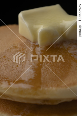 蜂蜜をかけたホットケーキ　はちみつが滴るホットケーキ  122622925