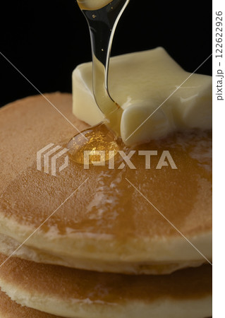 蜂蜜をかけたホットケーキ　はちみつが滴るホットケーキ  122622926