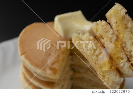 蜂蜜をかけたホットケーキをフォークで持ち上げる 蜂蜜をかけたホットケーキをフォークで持ち上げる 122622979