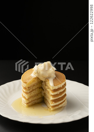 アイスクリームを乗せたホットケーキ アイスクリームを乗せたホットケーキ 122622998