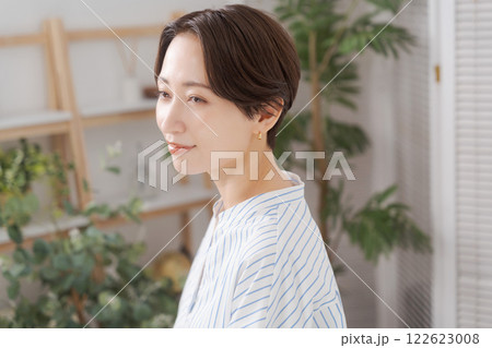 リビングで微笑む女性の横顔 122623008