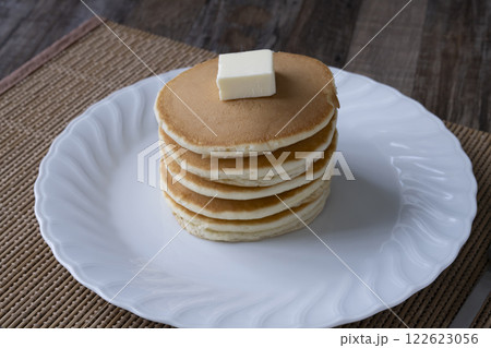 バターを乗せたホットケーキ 122623056