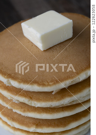 バターを乗せたホットケーキ バターを乗せたホットケーキ 122623058