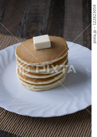 バターを乗せたホットケーキ バターを乗せたホットケーキ 122623059
