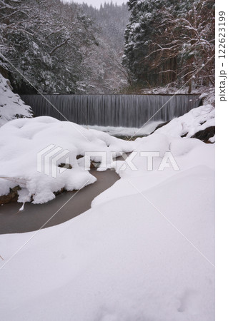 雪に覆われた飯梨川と堰堤(広瀬町) 雪に覆われた飯梨川と堰堤(広瀬町) 122623199
