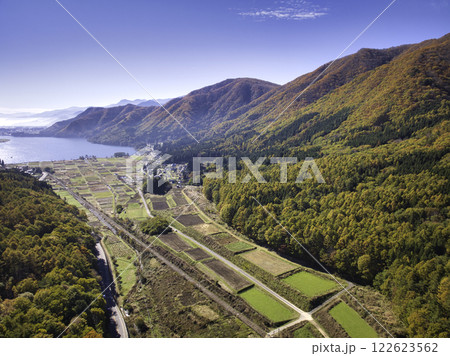 木崎湖と美しい紅葉　長野県大町市（ドローンによる空撮） 122623562
