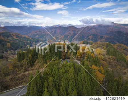 鬼無里の美しい紅葉 長野県長野市(ドローンによる空撮) 鬼無里の美しい紅葉 長野県長野市(ドローンによる空撮) 122623619