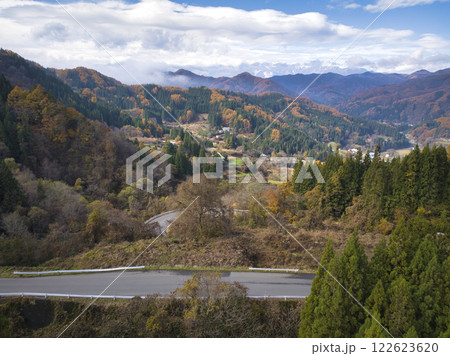 鬼無里の美しい紅葉 長野県長野市(ドローンによる空撮) 鬼無里の美しい紅葉 長野県長野市(ドローンによる空撮) 122623620