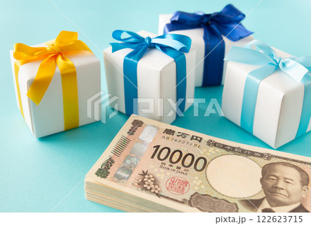プレゼントと一万円札　ギフトボックス　贈り物　ギフト 122623715