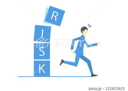 崩れるリスクと書かれたブロックから走って逃げるビジネスマン 122623825