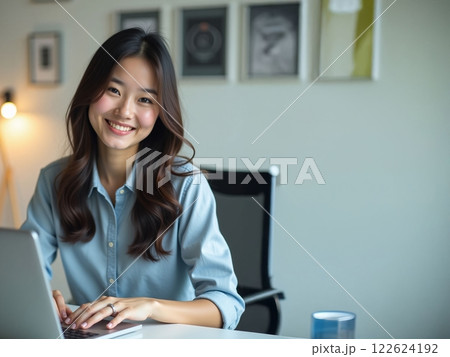 パソコンに向かう女性 パソコンに向かう女性 122624192