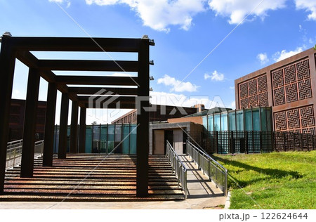 ユニークなデザインの美術館 122624644