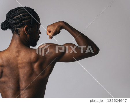 力こぶを見せる黒人男性 122624647