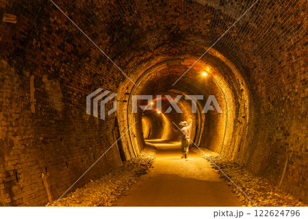 【群馬県】アプトの道・遊歩道のトンネルを歩く人 122624796