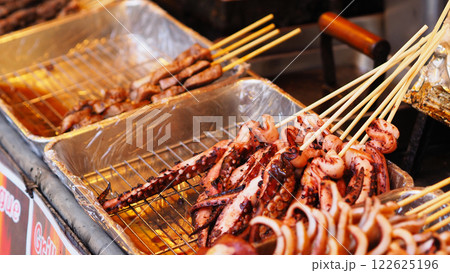 縁日屋台、無性に喰いたくなる鉄板串焼き 122625196