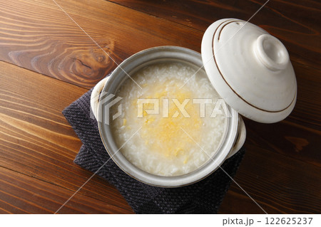 土鍋で作ったたまご粥 土鍋で作ったたまご粥 122625237