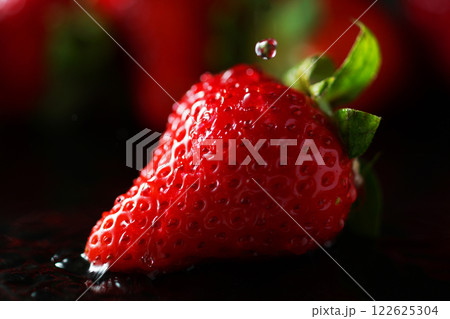 水滴をドロップされた苺 122625304