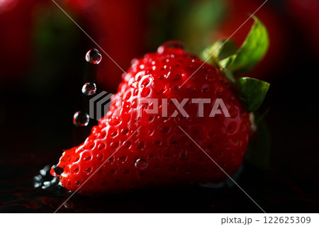 水滴をドロップされた苺 122625309