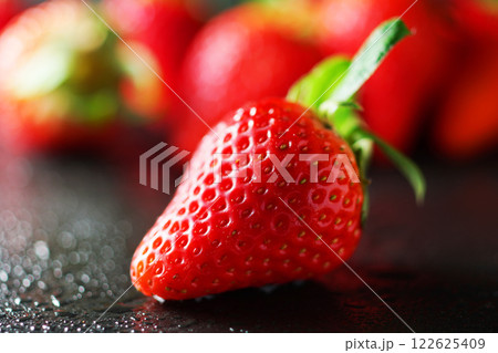 瑞々しい苺と水滴 122625409