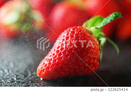 瑞々しい苺と水滴 瑞々しい苺と水滴 122625414