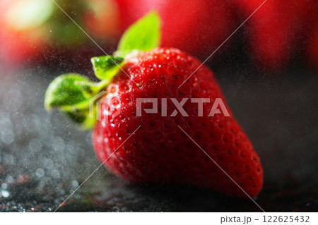 瑞々しい苺と水滴 122625432