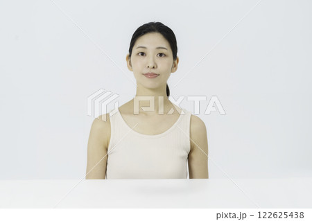 白バックのタンクトップを着る若い女性 白バックのタンクトップを着る若い女性 122625438
