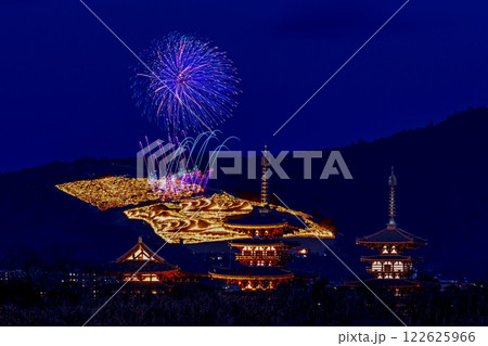 若草山焼きと花火（薬師寺五重塔）-8 122625966