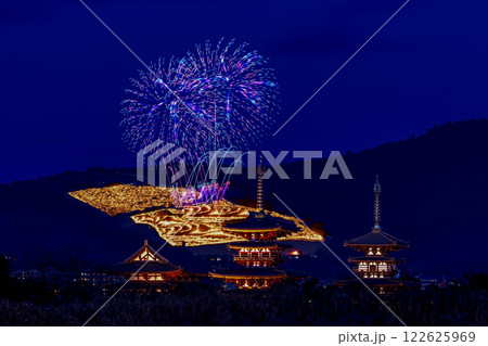 若草山焼きと花火（薬師寺五重塔）-5 122625969