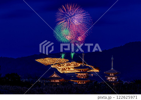 若草山焼きと花火（薬師寺五重塔）-3 122625971