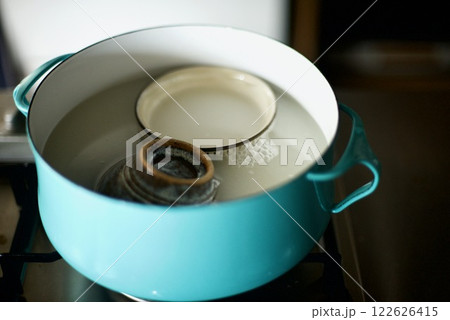 陶器の茶碗の目止めをしているところ 陶器の茶碗の目止めをしているところ 122626415