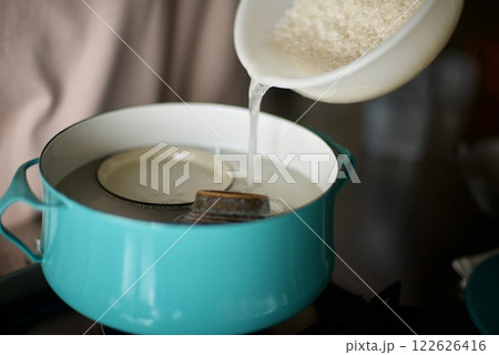 陶器の茶碗の目止めをしているところ 122626416