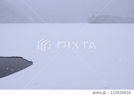 冬の湯ノ湖 冬の湯ノ湖 122626816