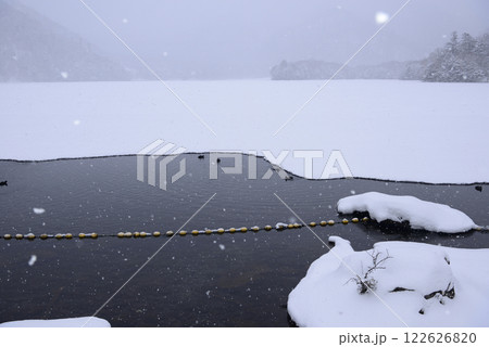 冬の湯ノ湖 122626820