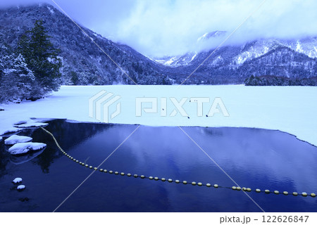 冬の湯ノ湖 冬の湯ノ湖 122626847