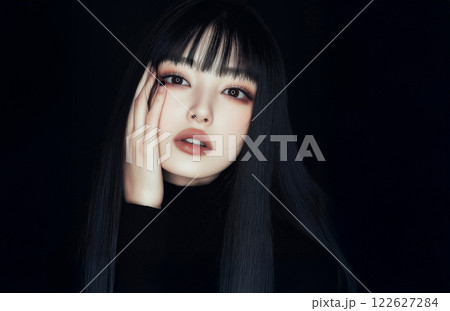 黒い背景 アジア人女性のポートレート（スキンケア・エステサロン） 122627284