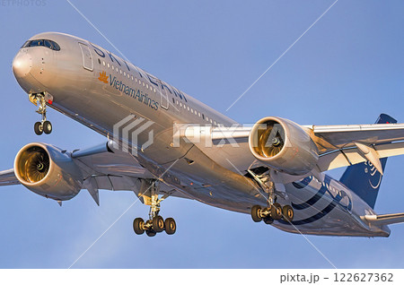 ベトナム航空A350-900離陸上昇 ベトナム航空A350-900離陸上昇 122627362