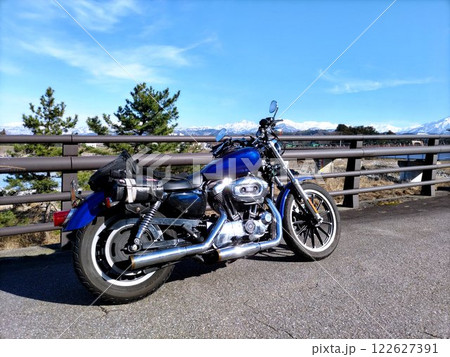 バイクと山と青い空 バイクと山と青い空 122627391
