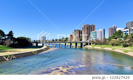 秋晴れの青空に映える殿橋周辺の街並み〈乙川にかかる桜城橋より/愛知県岡崎市)  122627420